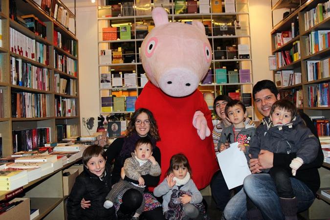 Nombrosa assistència a la llibreria per conèixer la Peppa Pig | Llibreria Drac - Llibreria d'Olot | Comprar llibres en català i castellà online