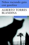 NIÑOS ROCIANDO GATO CON GASOLINA | 9788498412819 | TORRES BLANDINA, ALBERTO | Llibreria Drac - Llibreria d'Olot | Comprar llibres en català i castellà online