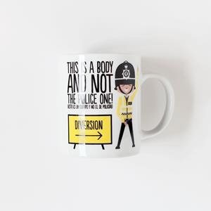 TAZA SUPERBRITÁNICO THIS IS A BODY AND NOT THE POLICE ONE | 8432715074915 | Llibreria Drac - Librería de Olot | Comprar libros en catalán y castellano online