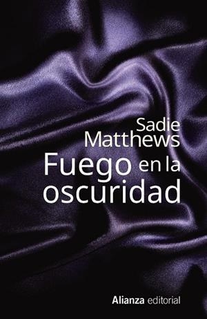 FUEGO EN LA OSCURIDAD | 9788491040477 | MATTHEWS, SADIE | Llibreria Drac - Librería de Olot | Comprar libros en catalán y castellano online