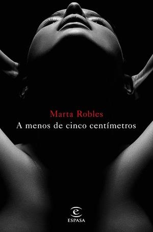 A MENOS DE CINCO CENTÍMETROS | 9788467048957 | ROBLES, MARTA | Llibreria Drac - Llibreria d'Olot | Comprar llibres en català i castellà online