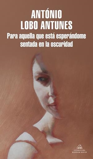 PARA AQUELLA QUE ESTÁ ESPERÁNDOME SENTADA EN LA OSCURIDAD | 9788439738404 | LOBO ANTUNES, ANTÓNIO | Llibreria Drac - Llibreria d'Olot | Comprar llibres en català i castellà online