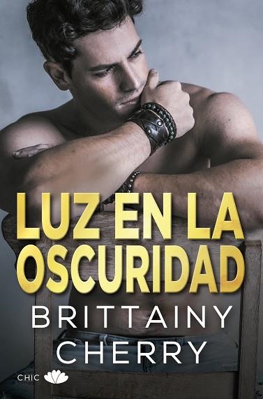 LUZ EN LA OSCURIDAD | 9788417972523 | CHERRY, BRITTAINY | Llibreria Drac - Librería de Olot | Comprar libros en catalán y castellano online
